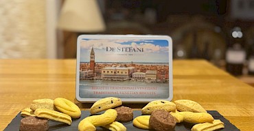 New box venetian biscuits